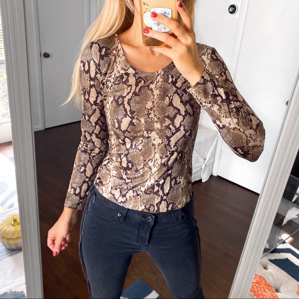 🌿 NA CROCODILE PRINT OLIVE GREEN TAN COTTON LONG SLEEVE TOP!